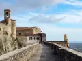 Un borgo antico con un campanile e un panorama mozzafiato. Ecco cosa vedere a Massa, un luogo ricco di storia e bellezza.