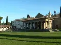 Arezzo Santa Maria delle Grazie: un complesso religioso con portico ad archi, scalinata e prato verde.