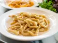 Pici cacio e pepe, un classico da provare a Siena. Pasta fresca condita con formaggio e pepe nero.