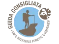 Logo del Parco Nazionale Foreste Casentinesi: escursionista su roccia, con testo circolare "Guida Consigliata".
