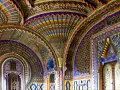 Interni riccamente decorati del castello di Sammezzano, con volte a ventaglio colorate e motivi geometrici intricati.