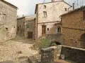 Un vicolo acciottolato tra antiche case in pietra. Scopri cosa vedere a Semproniano, un borgo ricco di storia e fascino.