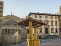 Piazza Grande ad Arezzo: cosa vedere? La cattedrale romanica, il Palazzo Comunale con la torre civica e il Palazzo delle Logge.