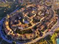 Vista aerea di Lucignano, Arezzo, con le sue mura concentriche che abbracciano il borgo medievale.