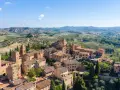 Panoramica aerea di Certaldo, con le sue torri medievali e case in pietra, immersa nel paesaggio collinare toscano. Ecco cosa vedere!