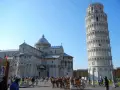 Piazza dei Miracoli a Pisa: la Torre Pendente, il Duomo e una carrozza trainata da cavalli. Ideale per scoprire cosa fare a Pisa.