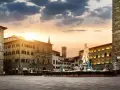 Piazza della Signoria, cuore del centro storico Firenze, con la Fontana del Nettuno e Palazzo Vecchio al tramonto.