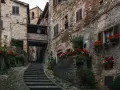 Un vicolo fiorito con scale in pietra, un assaggio di cosa vedere ad Arezzo e dintorni in due giorni.