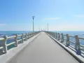 Il pontile di Forte dei Marmi si estende verso il mare azzurro sotto un cielo limpido, invitando a una passeggiata.