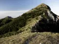 Panoramica del monte Matanna con pendii erbosi, rocce affioranti e boschi di faggi.