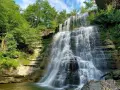 Cascata rigogliosa tra rocce e vegetazione lussureggiante, un angolo di paradiso vicino a Badia Tedalda.