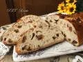 Fette di buccellato lucchese, un dolce tradizionale con uvetta e canditi, su un piatto decorato.