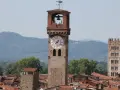 La torre delle ore di Lucca domina il paesaggio urbano con il suo grande orologio.