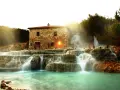 Cascate termali con un antico mulino, un luogo magico da scoprire tra le cose da vedere a Saturnia.