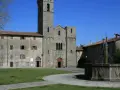 Piazza con fontana e la torre dell'Abbazia di San Salvatore sul Monte Amiata.