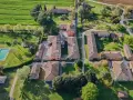 Un complesso rurale con piscina e campi verdi, tipico della campagna di Montagnano Arezzo.