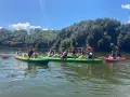 Gruppo di amici in kayak sul lago di Bilancino, godendosi una giornata di sole e natura.