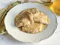 Grifi in umido, teneri e succulenti, serviti su un piatto bianco con forchetta e bicchiere di vino.