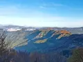 Viste panoramiche del monte Falterona con ombre lunghe e cielo azzurro.