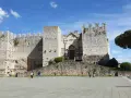 Il Castello dell'Imperatore, un must per chi cerca cosa vedere a Prato, si erge maestoso in una piazza soleggiata.