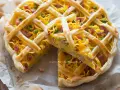 Torta salata con pasta, piselli e cubetti di prosciutto, un classico tra i primi piatti pasquali toscani.
