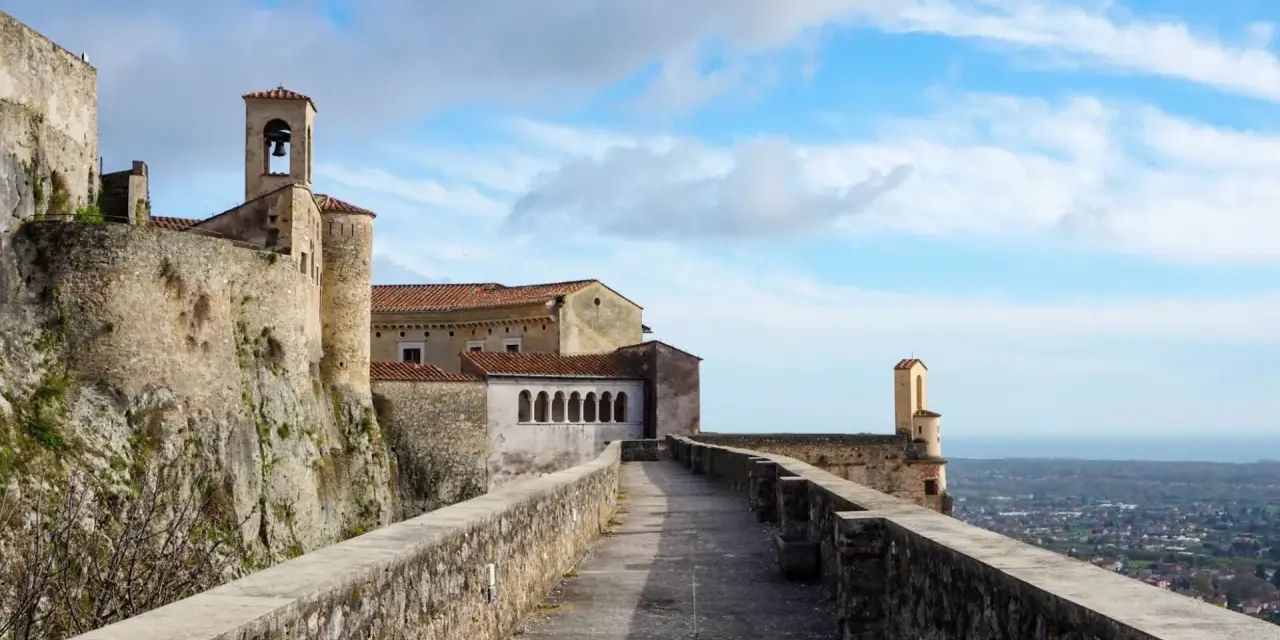 Un borgo antico con un campanile e un panorama mozzafiato. Ecco cosa vedere a Massa, un luogo ricco di storia e bellezza.
