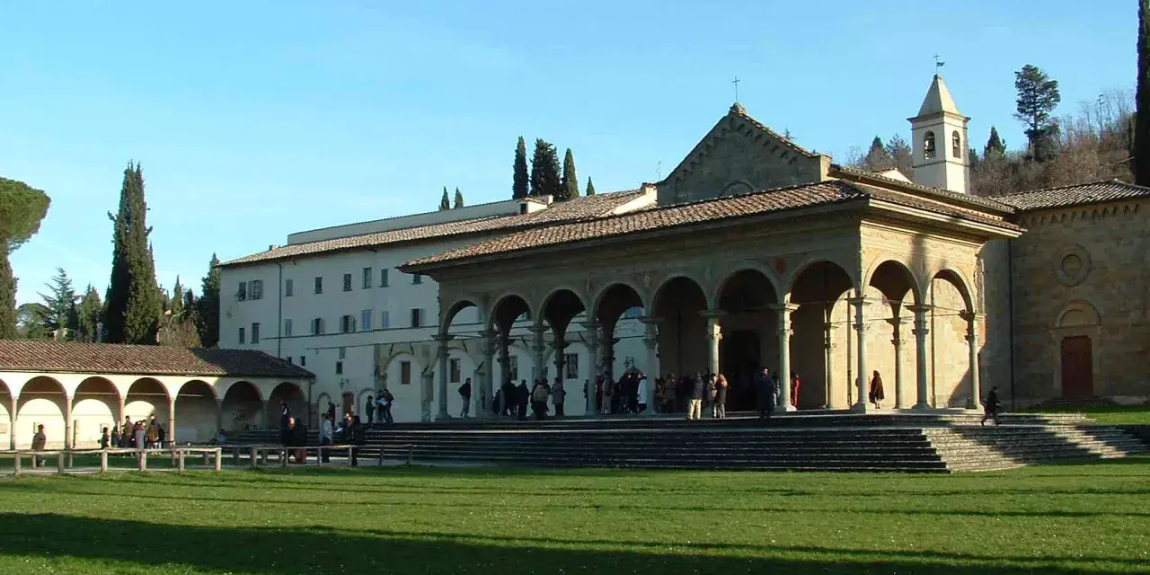 Arezzo Santa Maria delle Grazie: un complesso religioso con portico ad archi, scalinata e prato verde.