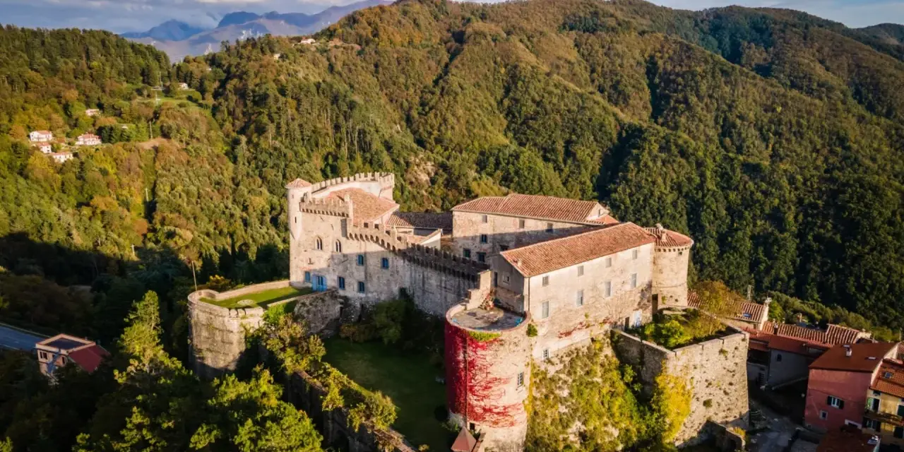 Antico castello arroccato su una collina verdeggiante, tra i borghi e i castelli della Lunigiana.