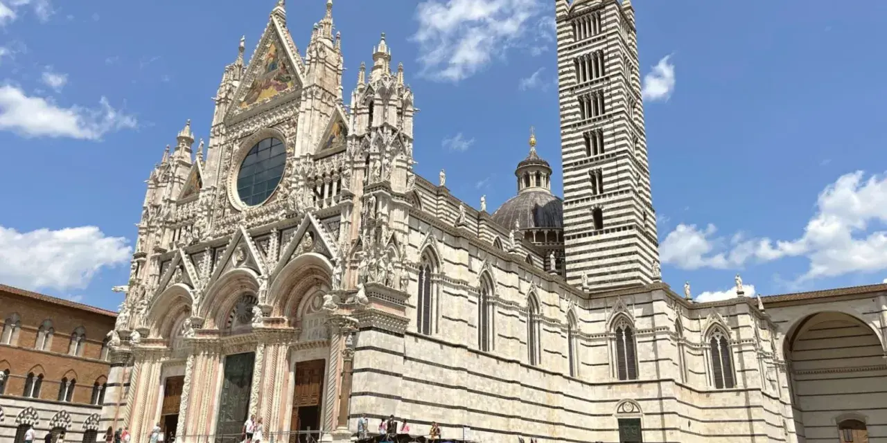 Il Duomo di Siena, con la sua torre a strisce, è un must per chi cerca cosa vedere a Siena. Un capolavoro gotico che domina la piazza.