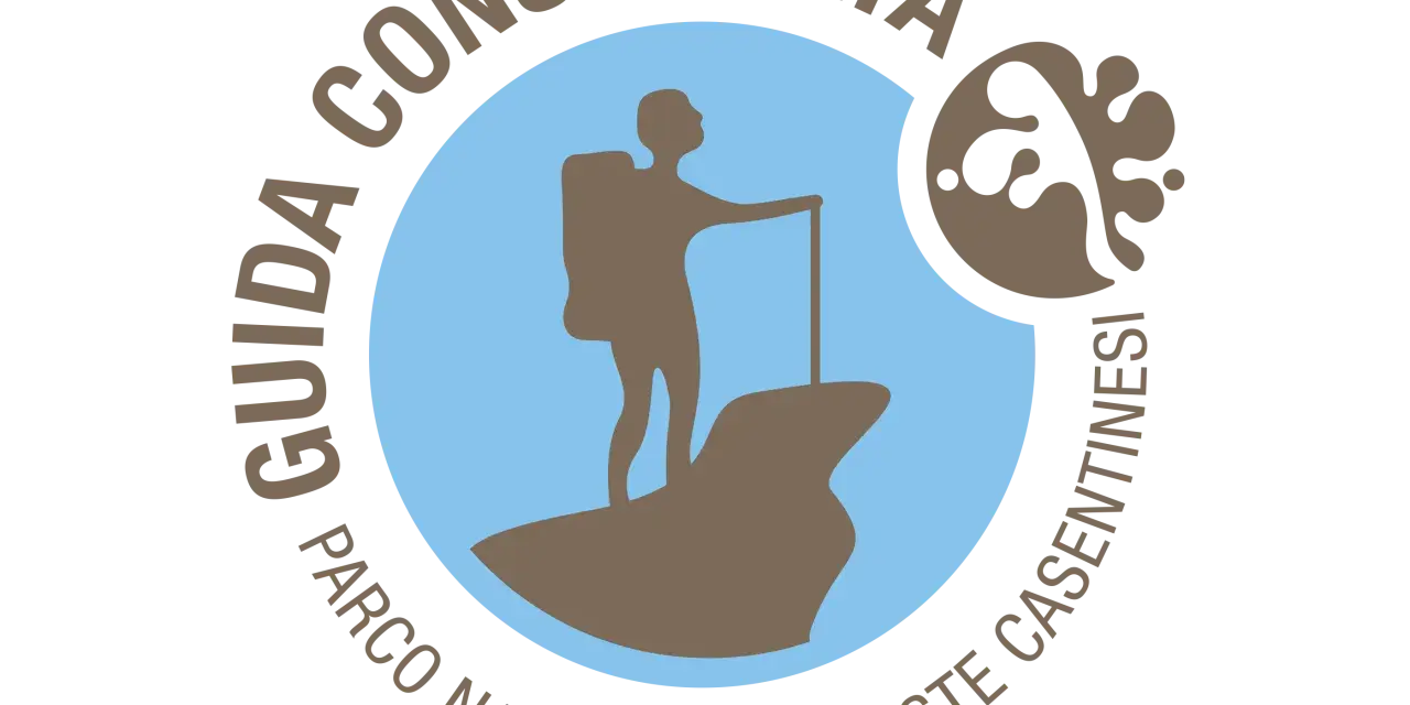 Logo del Parco Nazionale Foreste Casentinesi: escursionista su roccia, con testo circolare "Guida Consigliata".