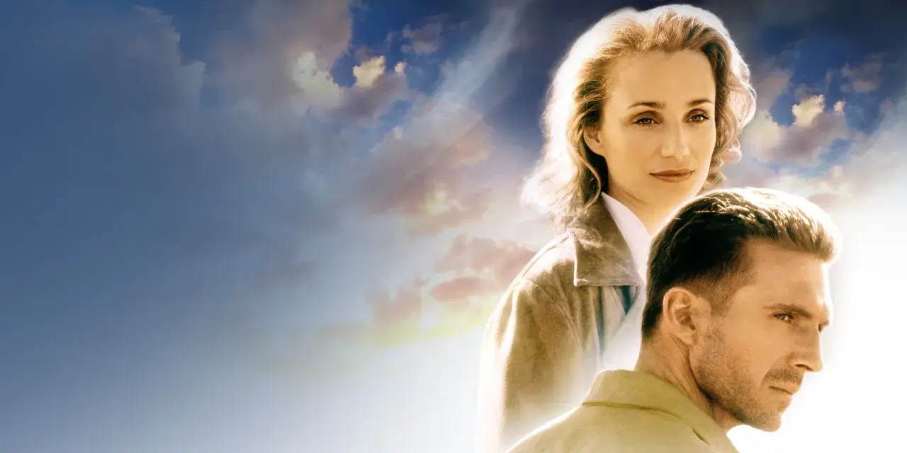Volti di Kristin Scott Thomas e Ralph Fiennes sotto un cielo nuvoloso, evocano l'atmosfera de "Il Paziente Inglese".