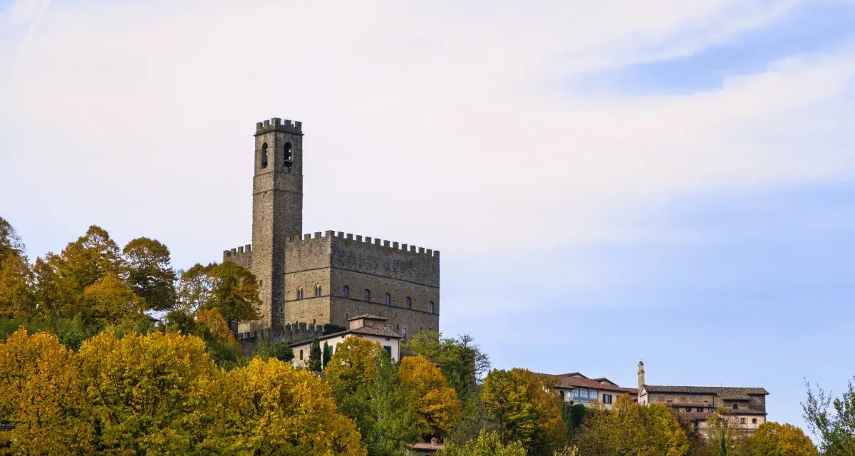 Castello medievale su una collina, circondato da alberi autunnali. Forse è qui dove hanno girato il ciclone.