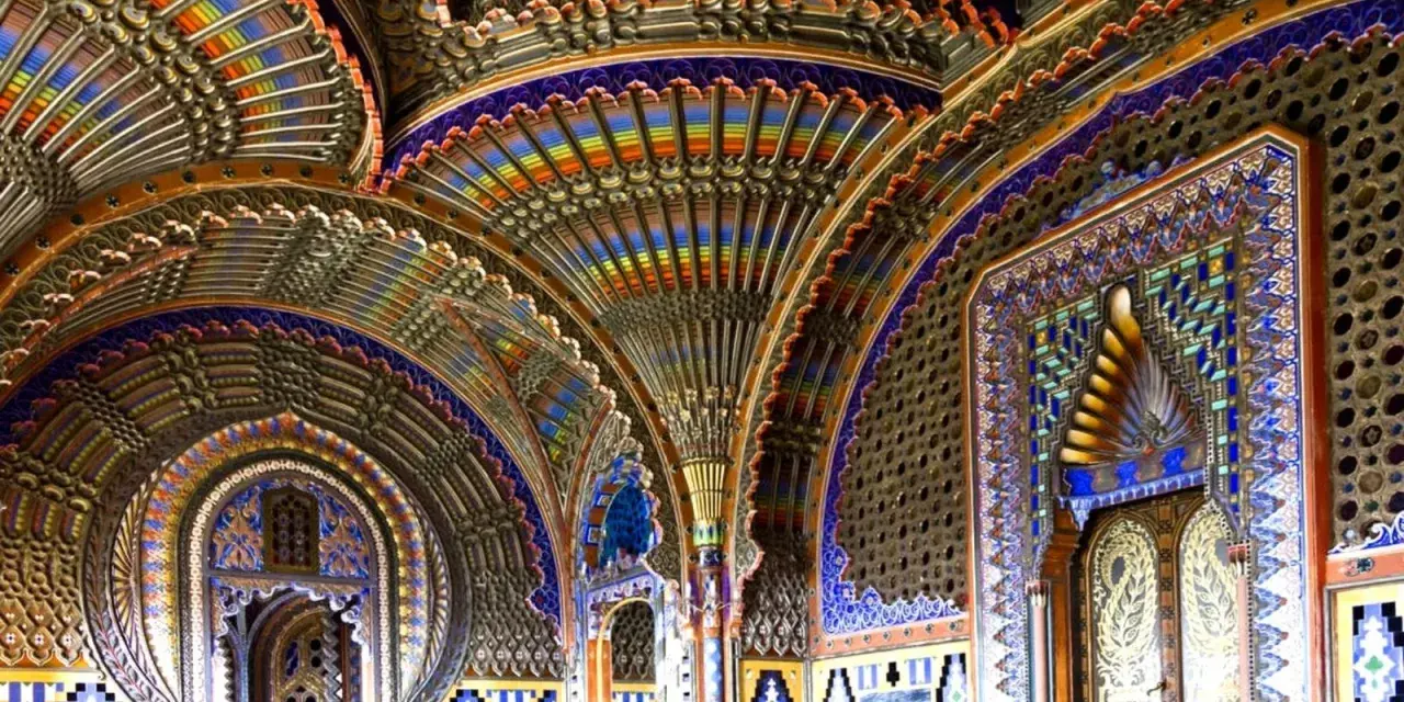 Interni riccamente decorati del castello di Sammezzano, con volte a ventaglio colorate e motivi geometrici intricati.