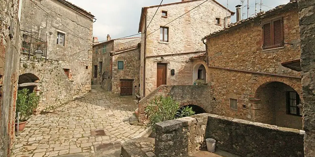 Un vicolo acciottolato tra antiche case in pietra. Scopri cosa vedere a Semproniano, un borgo ricco di storia e fascino.