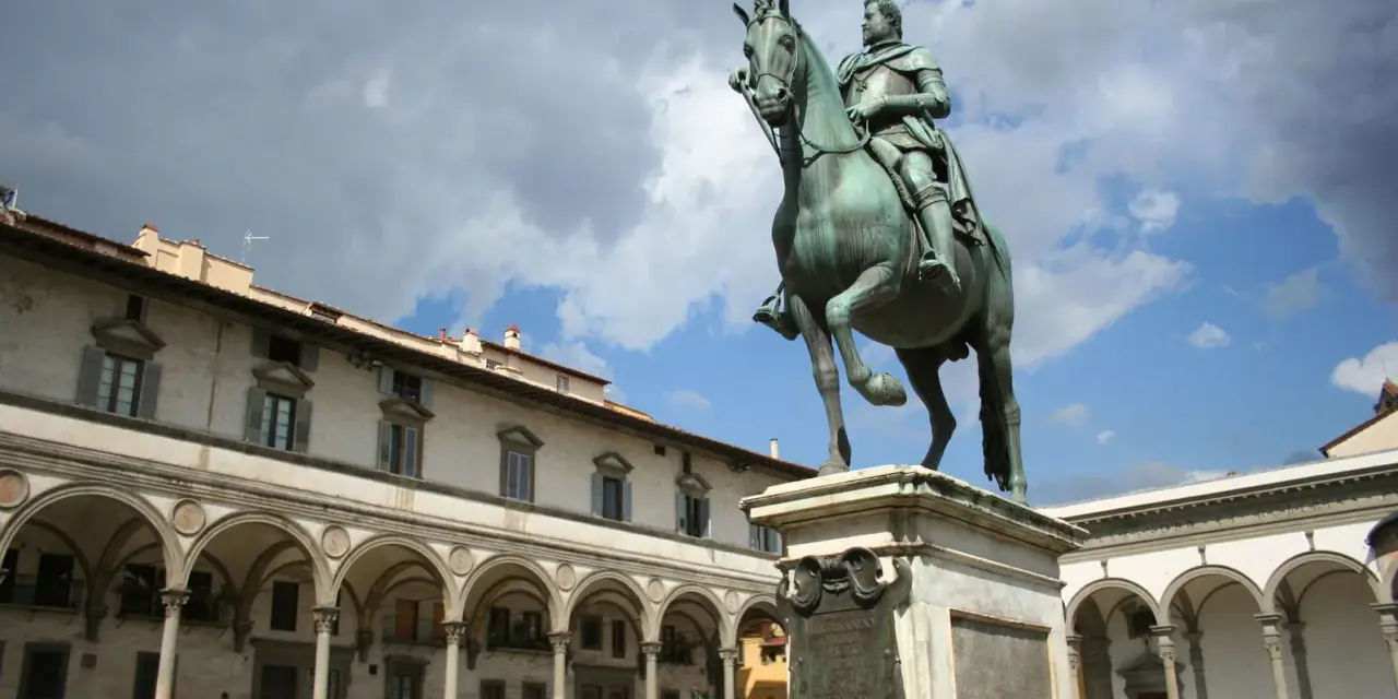 Statua equestre nella piazza della Santissima Annunziata, Firenze. Edifici storici con portici sullo sfondo.