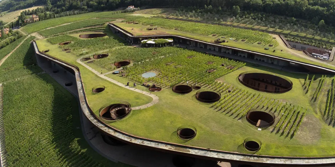 Cantina Antinori nel Chianti Classico, un capolavoro architettonico immerso nei vigneti toscani.