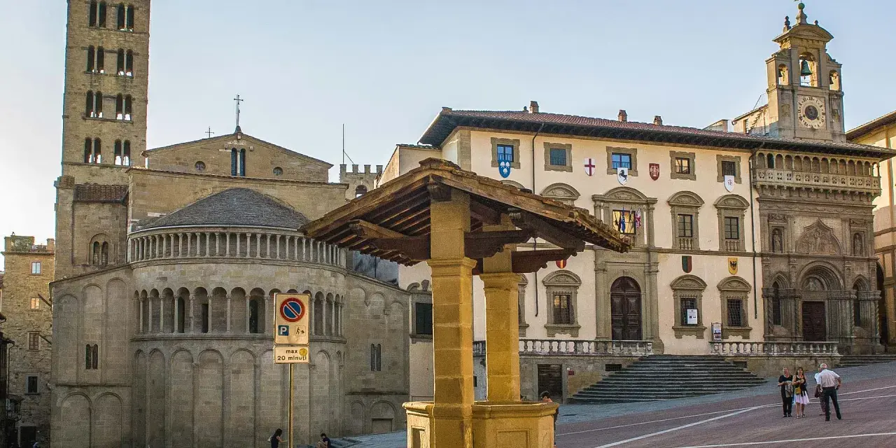 Piazza Grande ad Arezzo: cosa vedere? La cattedrale romanica, il Palazzo Comunale con la torre civica e il Palazzo delle Logge.