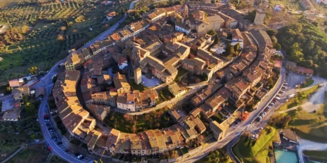 Vista aerea di Lucignano, Arezzo, con le sue mura concentriche che abbracciano il borgo medievale.