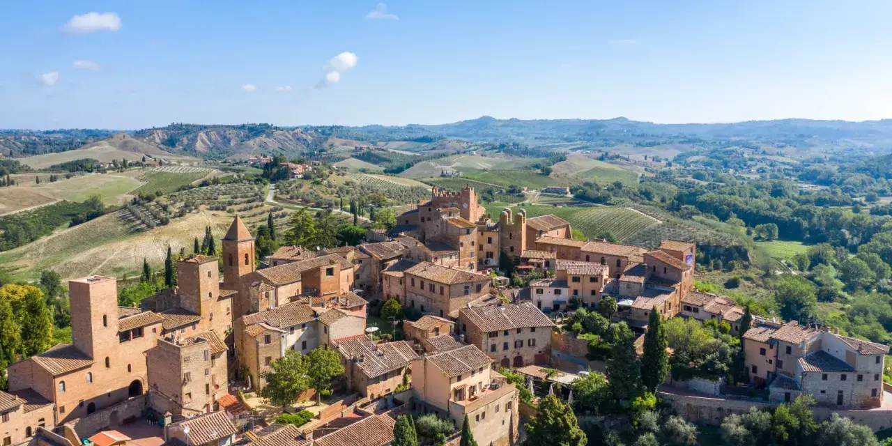 Panoramica aerea di Certaldo, con le sue torri medievali e case in pietra, immersa nel paesaggio collinare toscano. Ecco cosa vedere!