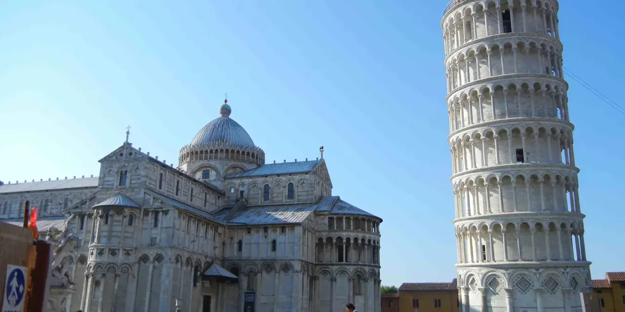 Piazza dei Miracoli a Pisa: la Torre Pendente, il Duomo e una carrozza trainata da cavalli. Ideale per scoprire cosa fare a Pisa.