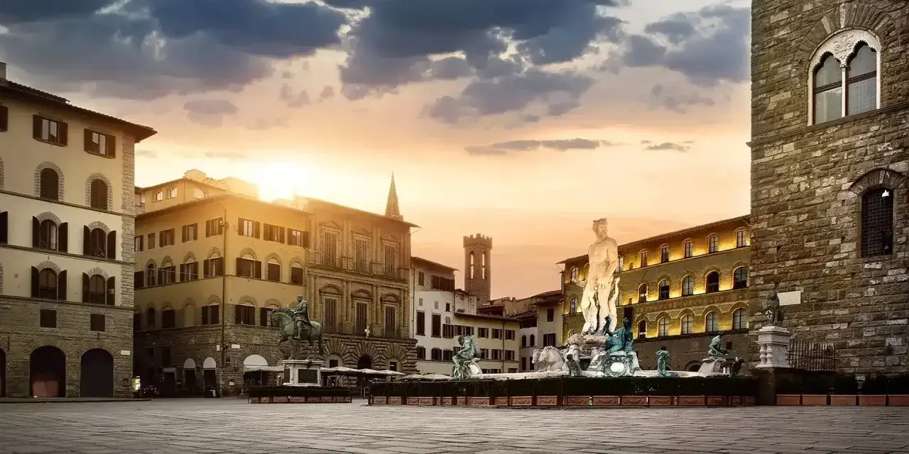 Piazza della Signoria, cuore del centro storico Firenze, con la Fontana del Nettuno e Palazzo Vecchio al tramonto.