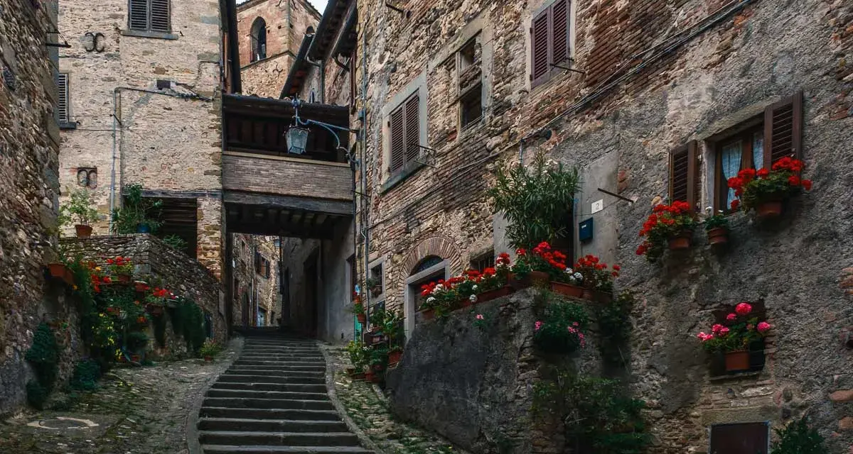 Un vicolo fiorito con scale in pietra, un assaggio di cosa vedere ad Arezzo e dintorni in due giorni.