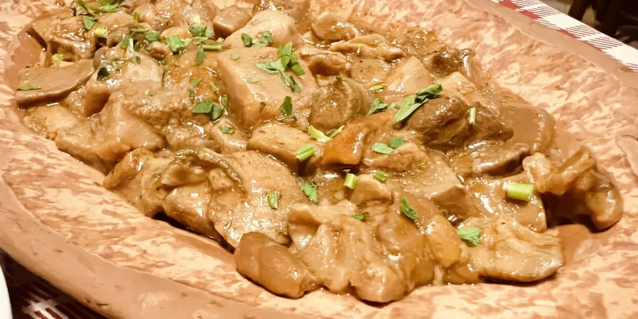 Un saporito spezzatino di funghi, un classico da provare se ti chiedi cosa mangiare ad Arezzo.