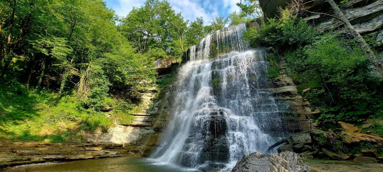 Cascata rigogliosa tra rocce e vegetazione lussureggiante, un angolo di paradiso vicino a Badia Tedalda.