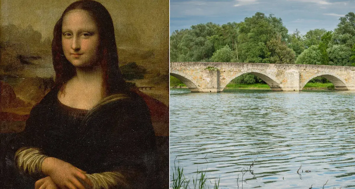 La Gioconda sorride vicino al Ponte Buriano, un antico ponte ad archi in pietra che attraversa un fiume circondato da alberi verdi.
