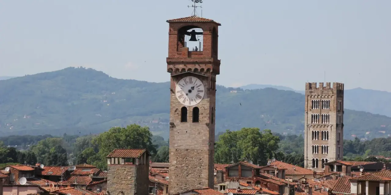 La torre delle ore di Lucca domina il paesaggio urbano con il suo grande orologio.
