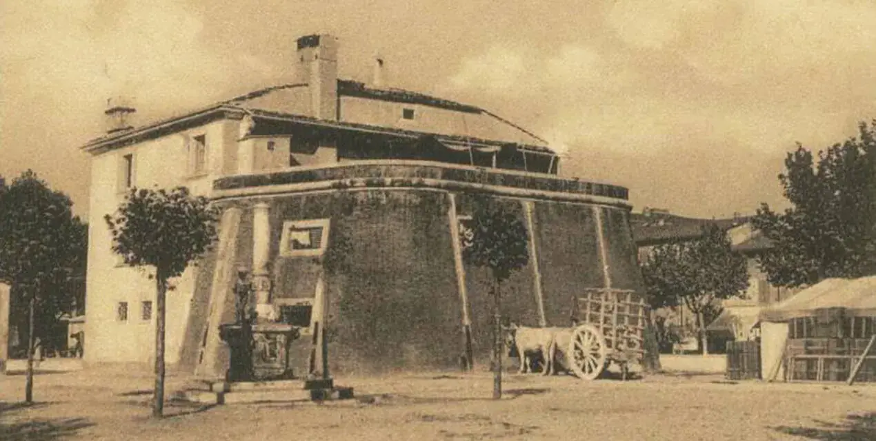 Il fortino di Forte dei Marmi, con un carro trainato da buoi e un fontanile.