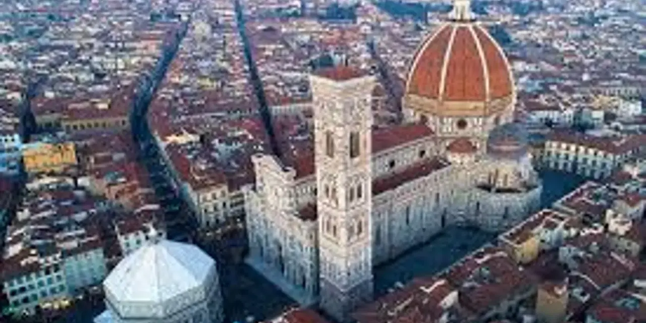 Vista aerea di Firenze, con il Duomo e il Campanile di Giotto che dominano il paesaggio urbano. Un'istantanea di "Firenze an einem Tag".