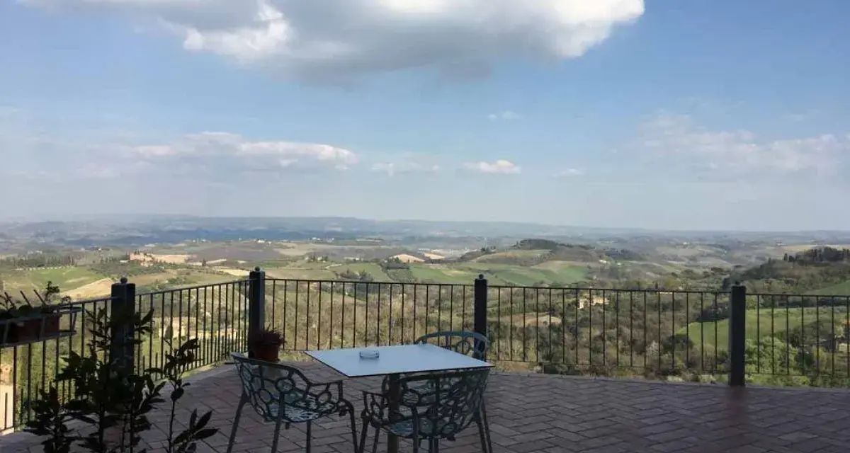 Terrazza con vista panoramica sulle colline toscane, ideale per godersi la pace della foresteria del monastero di San Girolamo.