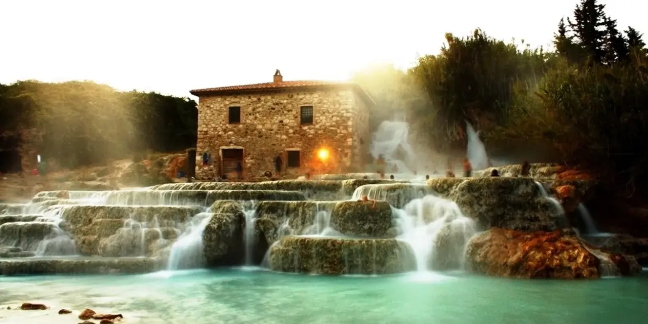 Cascate termali con un antico mulino, un luogo magico da scoprire tra le cose da vedere a Saturnia.